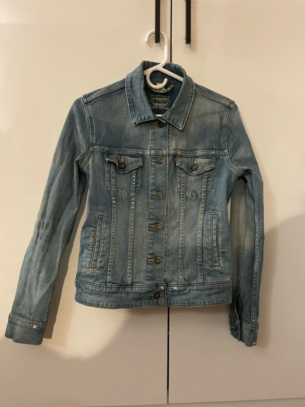 Levi’s Women’s Fitted Denim Trucker Jacket – Light Wash – Size S/P